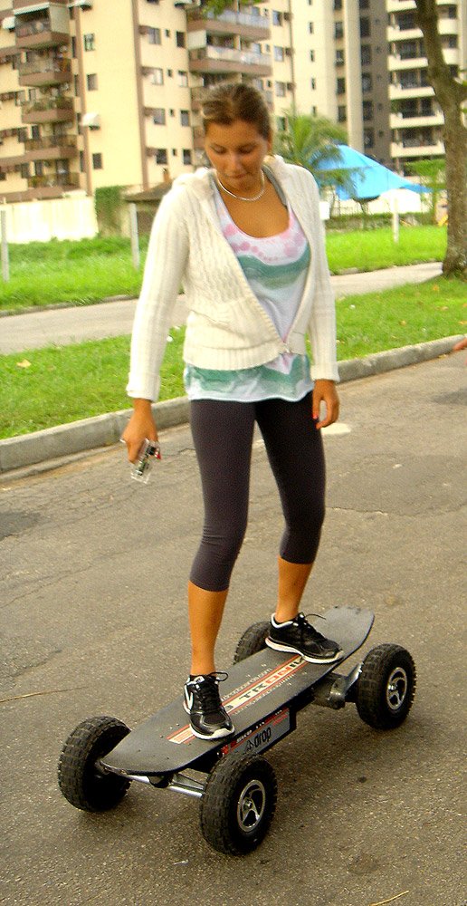 Maya Gabeira testa o SK8 Tronik da Dropboards 1 MAYA1