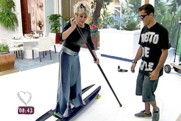 Ana Maria Braga andando de skate