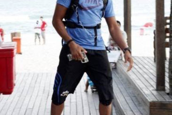 Anderson Silva andando de skate